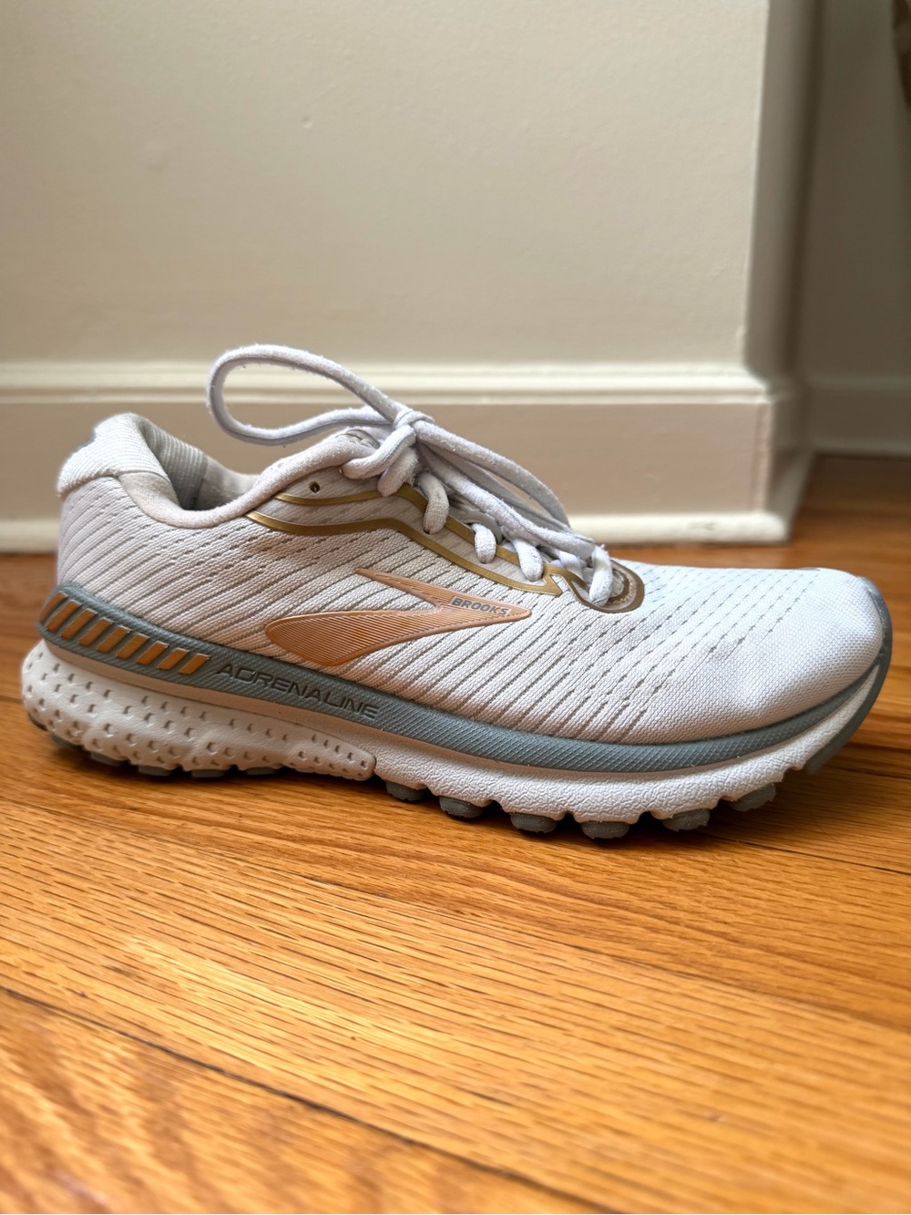 Brooks Adrenaline GTS 20 Running Shoe White Gold Women’s Size 6.5